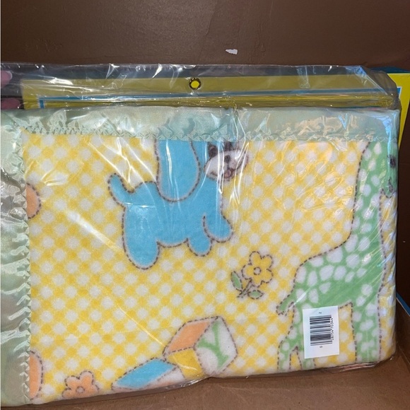 VTG 1960s NEW in original gift box- Rosebud Baby Blanket with satin edge - Picture 8 of 9